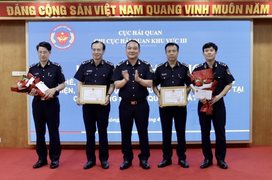 Khen thưởng nóng thành tích bắt gần 190 lượng vàng qua đường hàng không