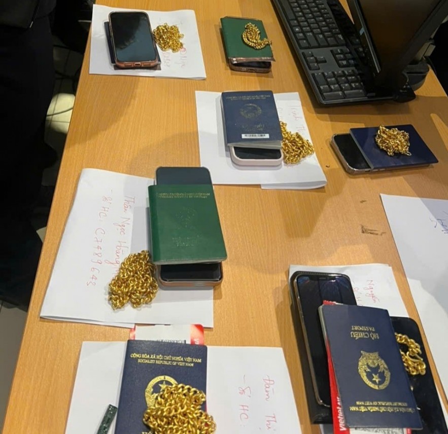 Khen thưởng nóng thành tích bắt gần 190 lượng vàng qua đường hàng không