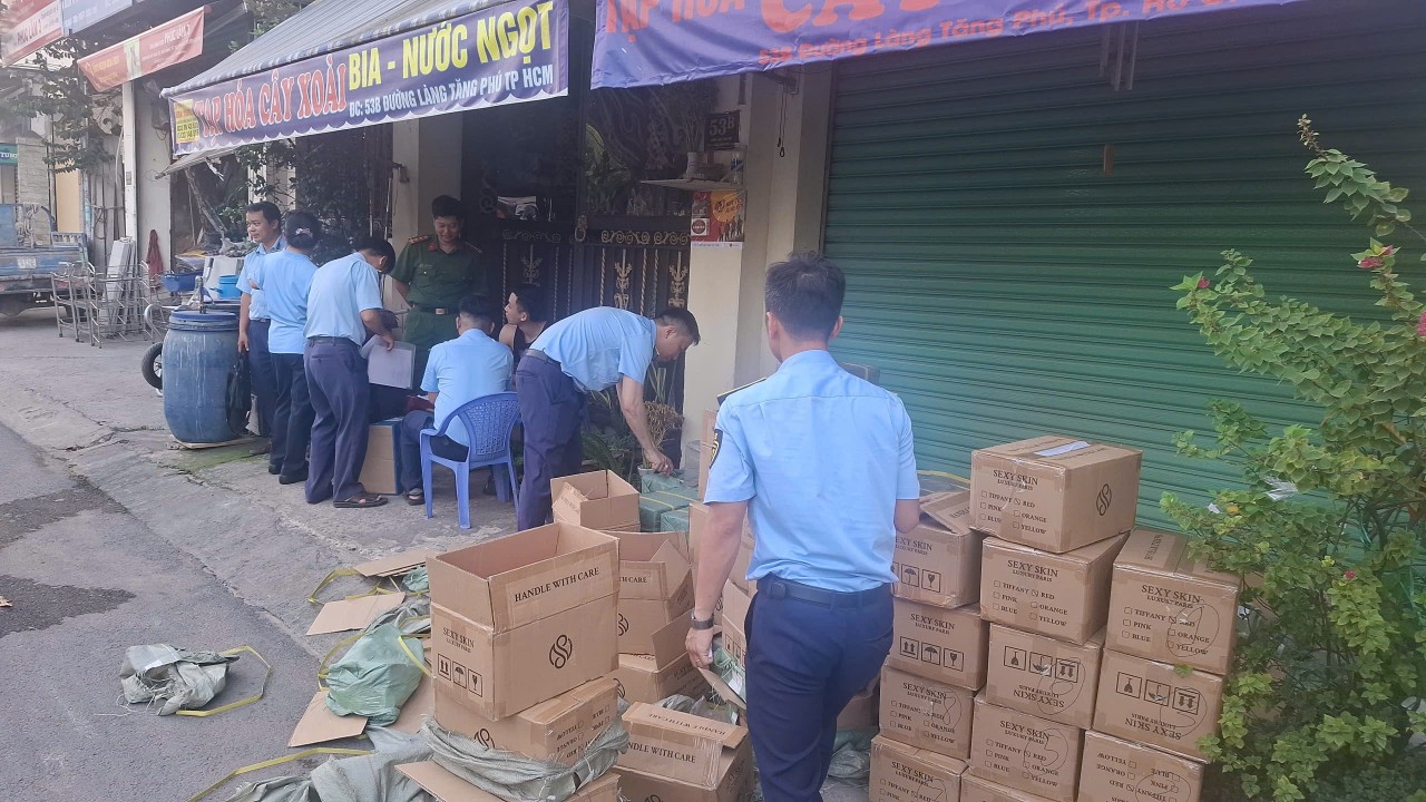 Phát hiện hộ kinh doanh mỹ phẩm không đăng ký, hàng hóa không rõ nguồn gốc