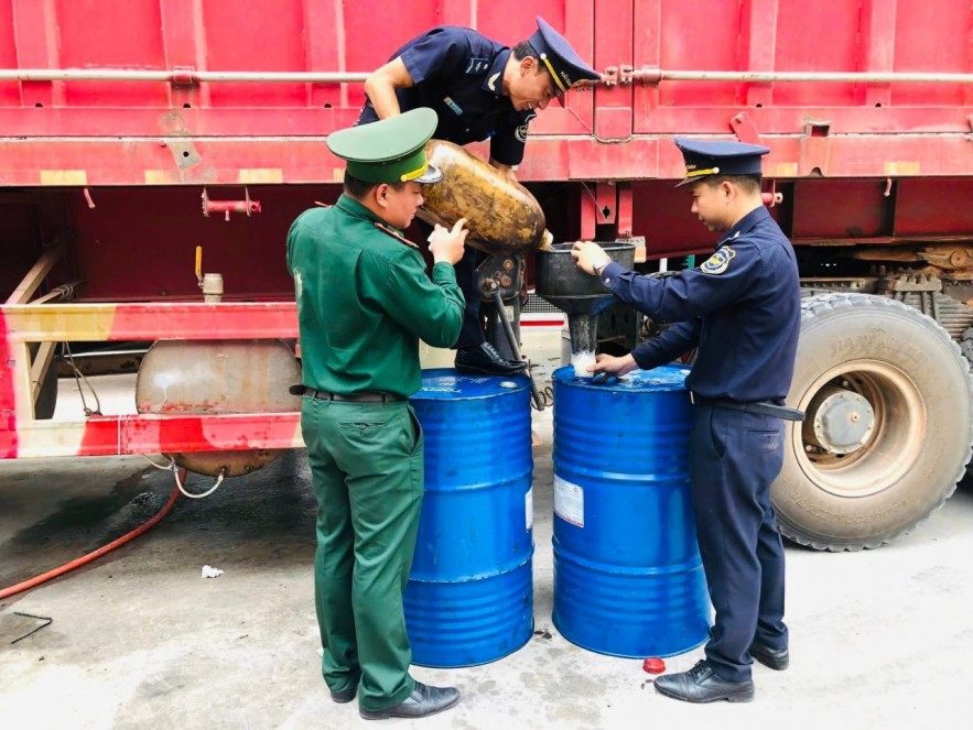 Hải quan chặn đứng thủ đoạn “độ” rơ moóc giấu 400 lít dầu diesel qua biên giới Lao Bảo