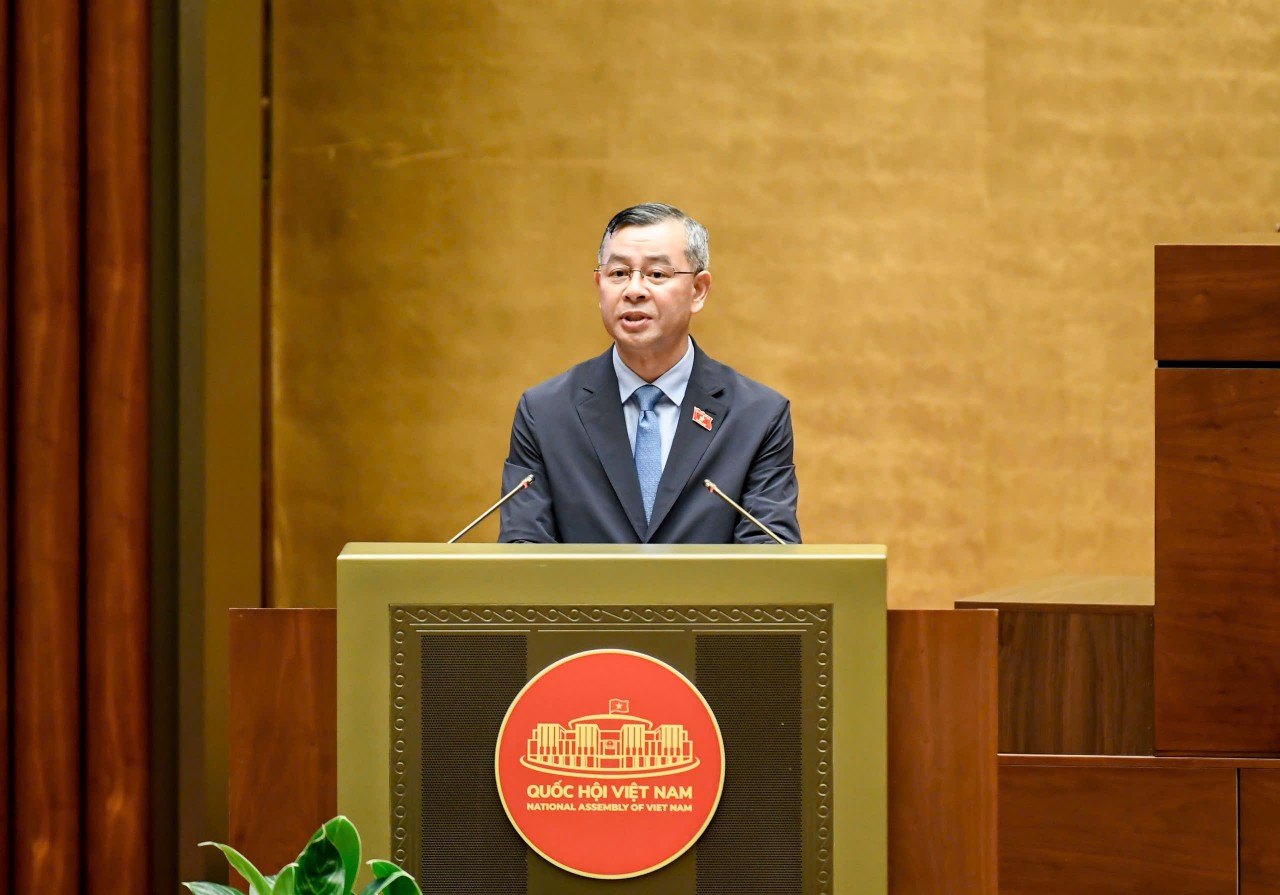 Thông qua Nghị quyết về giảm thuế với xăng dầu đến 30/6/2026