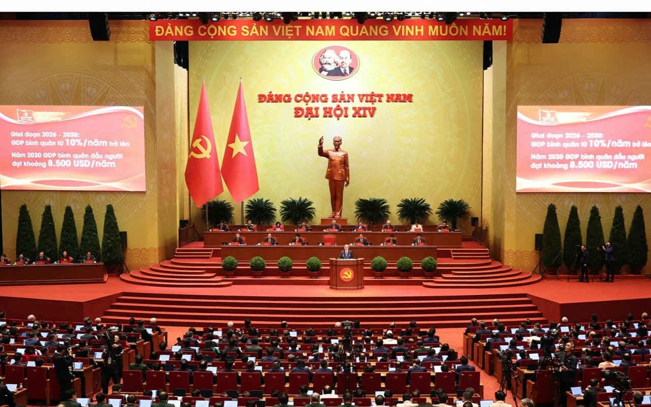 Ánh sáng Hồ Chí Minh soi đường cho chúng ta đi