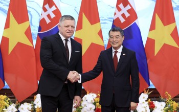 Thủ tướng Lê Minh Hưng chủ trì lễ đón Thủ tướng Slovakia Robert Fico