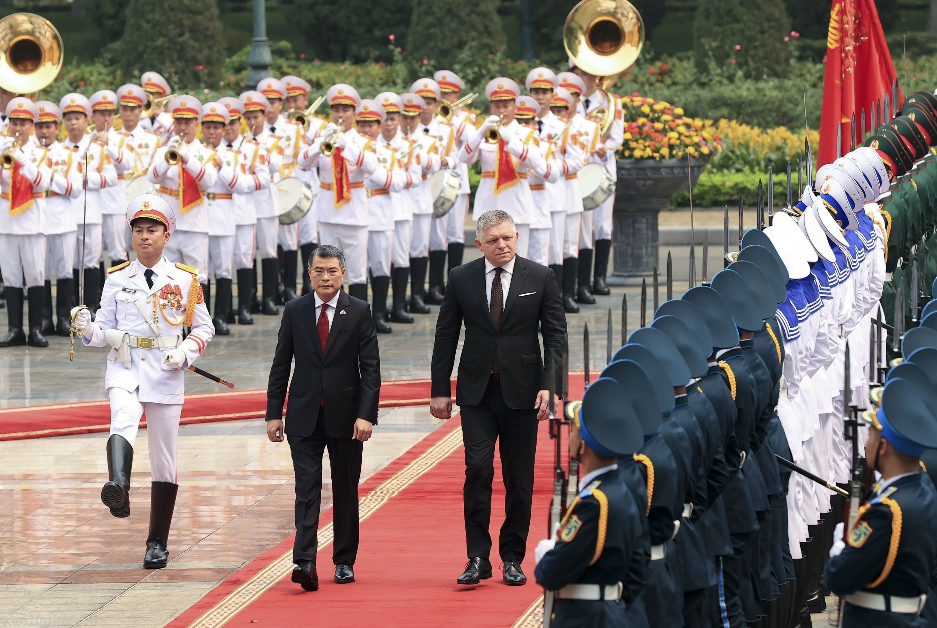Thủ tướng Lê Minh Hưng chủ trì lễ đón Thủ tướng Slovakia Robert Fico