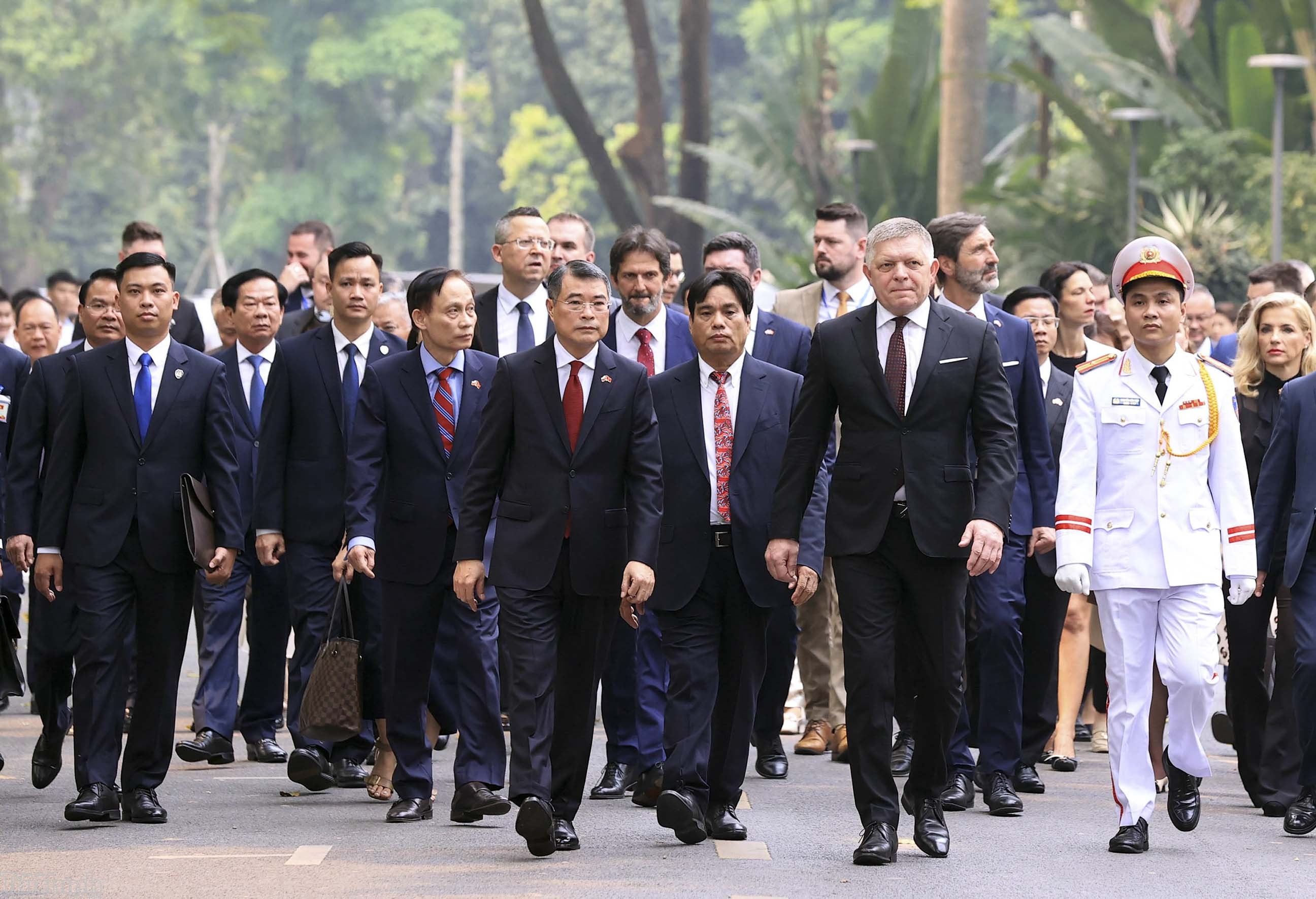 Thủ tướng Lê Minh Hưng chủ trì lễ đón Thủ tướng Slovakia Robert Fico