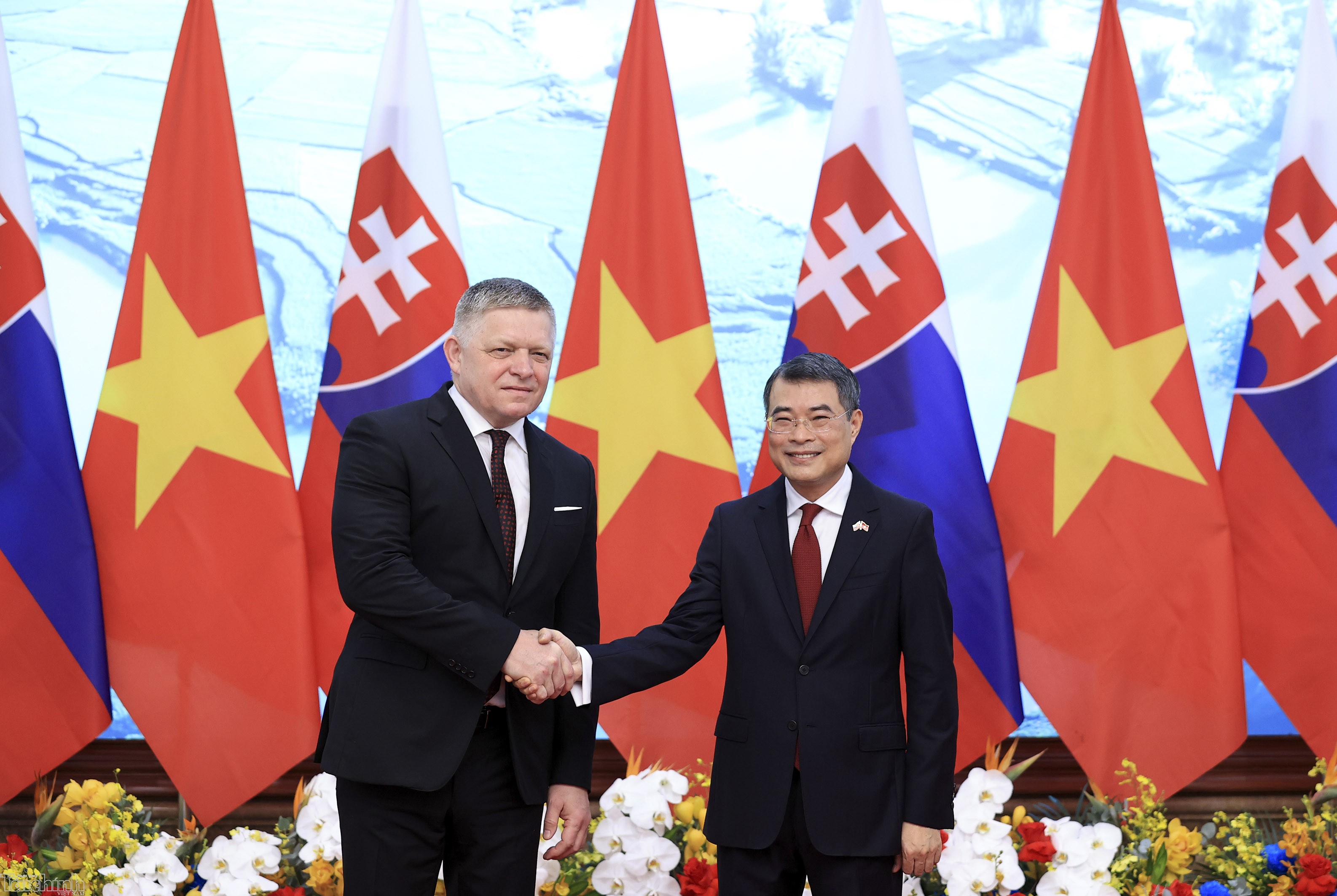 Thủ tướng Lê Minh Hưng chủ trì lễ đón Thủ tướng Slovakia Robert Fico