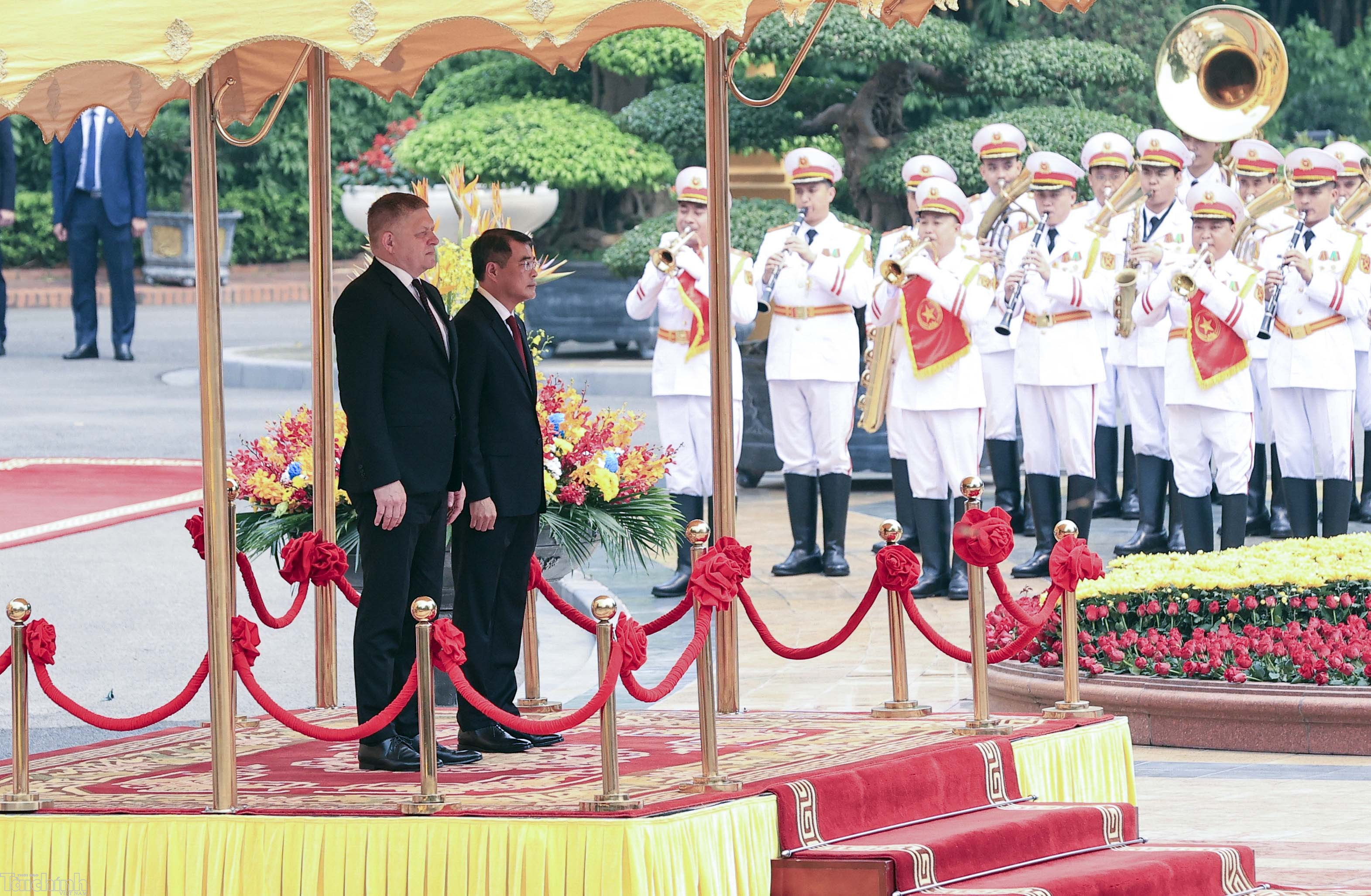 Thủ tướng Lê Minh Hưng chủ trì lễ đón Thủ tướng Slovakia Robert Fico
