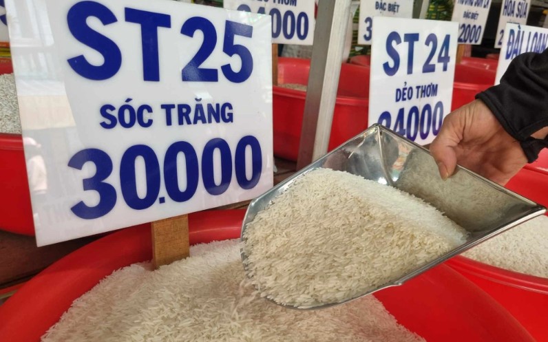 Ngày 14/4: Giá gạo nguyên liệu tại Đồng bằng sông Cửu Long giảm, lúa ổn định