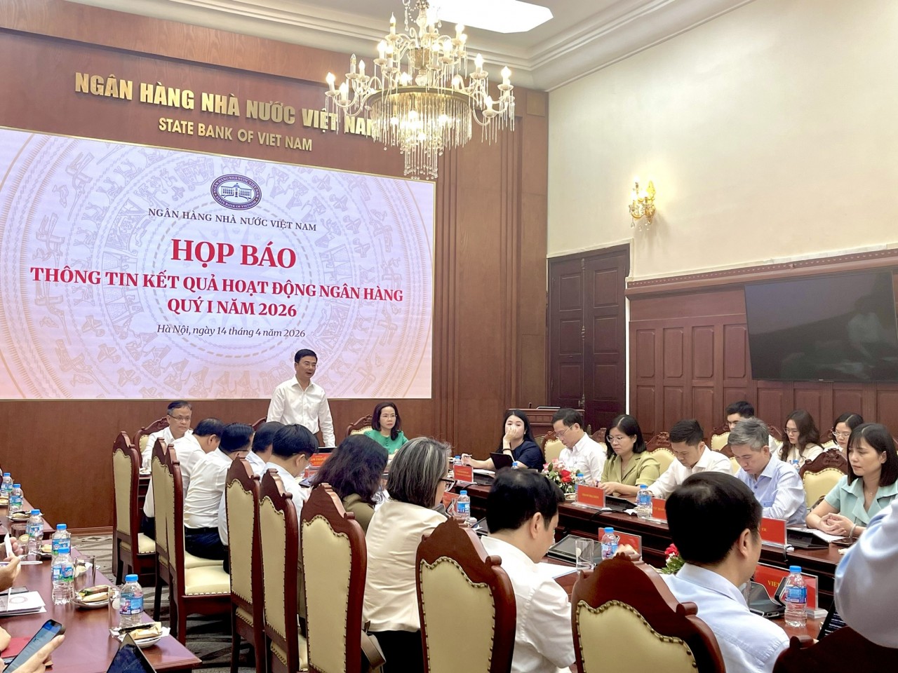 Đồng loạt 26 ngân hàng giảm lãi suất, tín dụng tăng 3,18% sau quý I/2026 Đồng loạt 26 ngân hàng giảm lãi suất, tín dụng tăng 3,18% sau quý I/2026