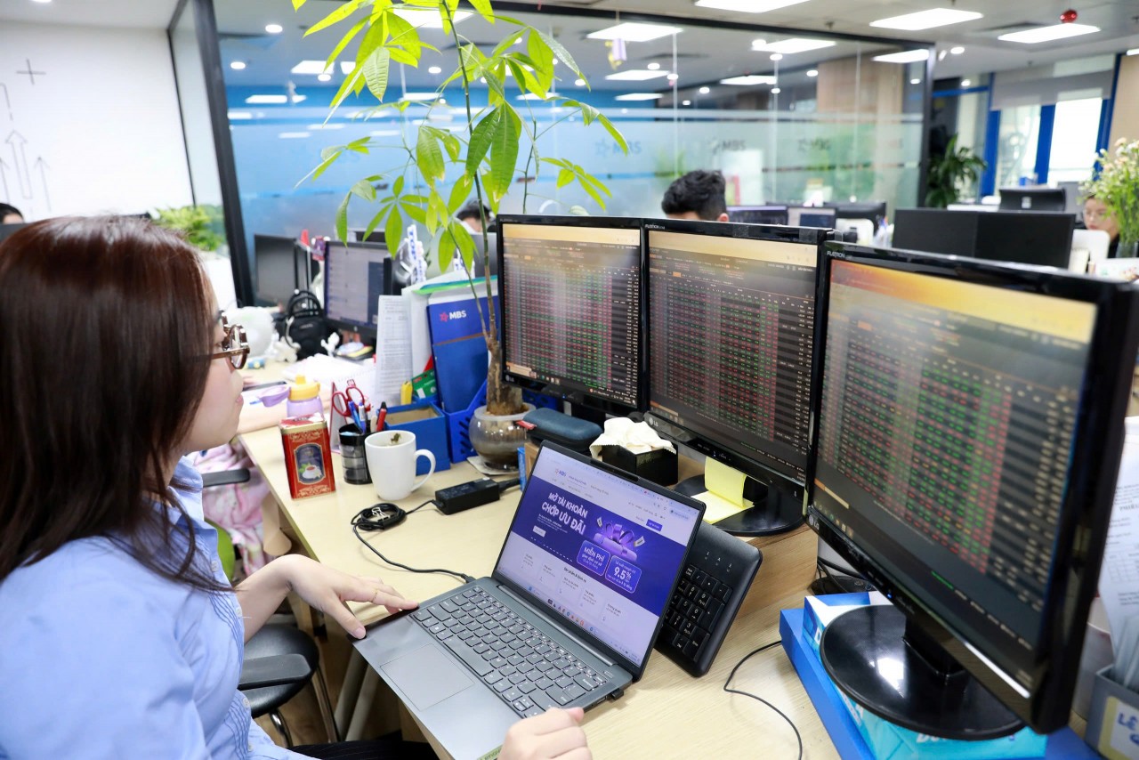 Chứng khoán ngày 14/4: VN-Index bật tăng mạnh, dòng tiền chọn mặt gửi vàng