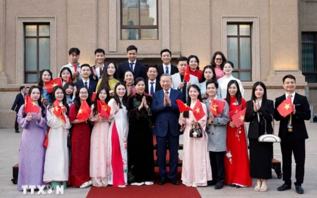 Tổng Bí thư, Chủ tịch nước Tô Lâm gặp gỡ cộng đồng người Việt Nam tại Trung Quốc