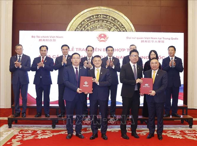 Lễ trao Bản ghi nhớ hợp tác giữa các doanh nghiệp Việt Nam và Trung Quốc Chú thích ảnh