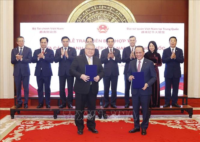 Lễ trao Bản ghi nhớ hợp tác giữa các doanh nghiệp Việt Nam và Trung Quốc Chú thích ảnh