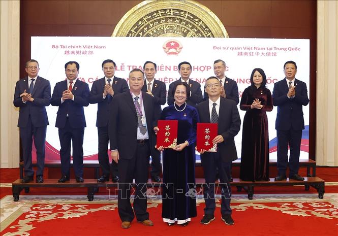 Lễ trao Bản ghi nhớ hợp tác giữa các doanh nghiệp Việt Nam và Trung Quốc Chú thích ảnh
