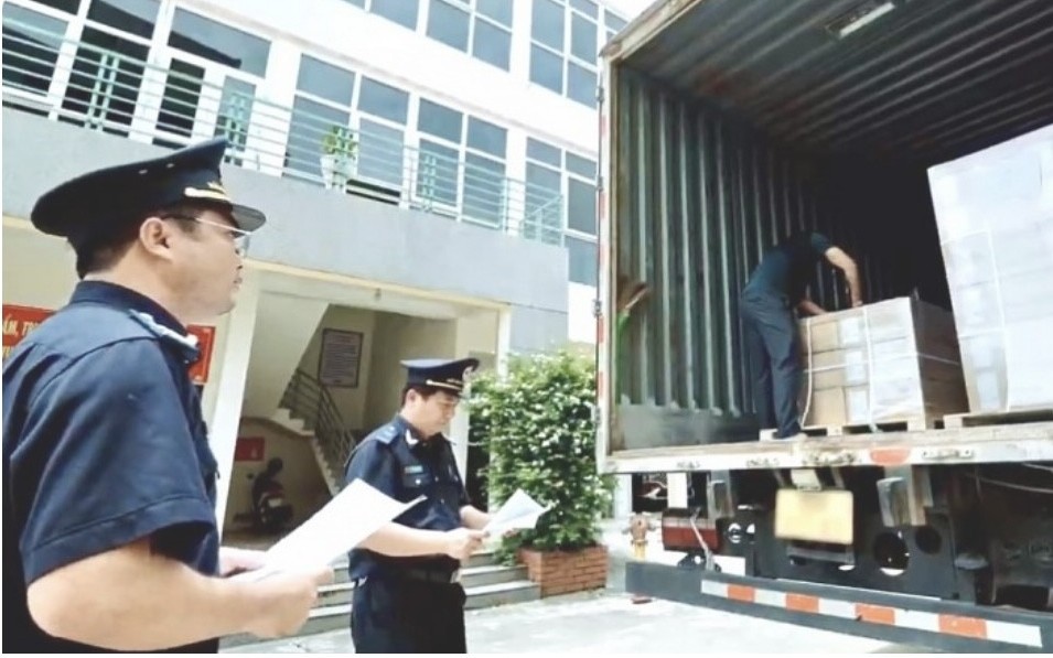 Hải quan khu vực IV thu hơn 2,1 tỷ đồng từ chống buôn lậu và hậu kiểm