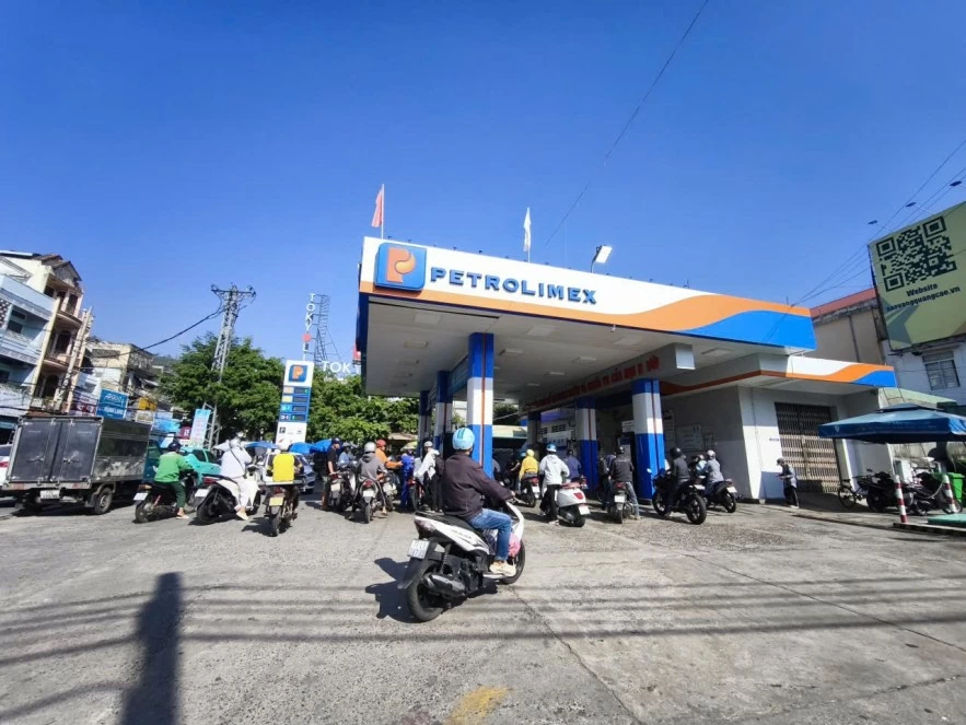 Theo Công ty TNHH MTV Petrolimex Gia Lai, trong quý I/2026, tổng sản lượng xăng dầu xuất bán trực tiếp đạt 113.547 m3, tăng 19% so với cùng kỳ, đạt 26% kế hoạch; trong đó kênh bán lẻ tiếp tục giữ vai trò chủ lực. Theo Công ty TNHH MTV Petrolimex Gia Lai, trong quý I/2026, tổng sản lượng xăng dầu xuất bán trực tiếp đạt 113.547 m3, tăng 19% so với cùng kỳ, đạt 26% kế hoạch; trong đó kênh bán lẻ tiếp tục giữ vai trò chủ lực.
