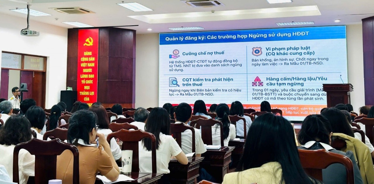 Thuế tỉnh Quảng Ngãi nâng cao kỹ năng kiểm tra, giám sát rủi ro hóa đơn cho công chức thuế Thuế tỉnh Quảng Ngãi nâng cao kỹ năng kiểm tra, giám sát rủi ro hóa đơn cho công chức thuế