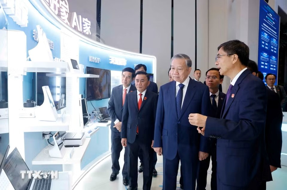 Tổng Bí thư, Chủ tịch nước Tô Lâm tham quan Trung tâm trí tuệ nhân tạo Trung Quốc-ASEAN