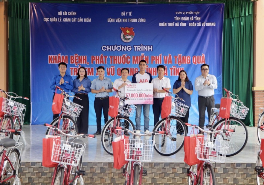 Khám bệnh, phát thuốc miễn phí và tặng quà cho trẻ em tại xã Vũ Quang, tỉnh Hà Tĩnh