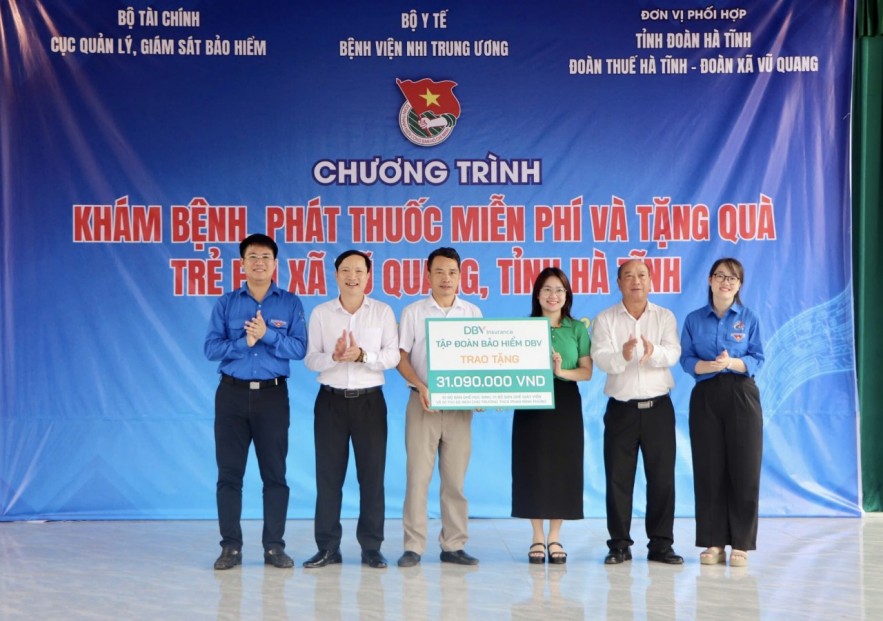 Khám bệnh, phát thuốc miễn phí và tặng quà cho trẻ em tại xã Vũ Quang, tỉnh Hà Tĩnh