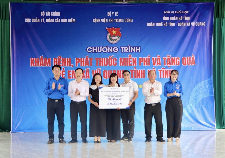 Khám bệnh, phát thuốc miễn phí và tặng quà cho trẻ em tại xã Vũ Quang, tỉnh Hà Tĩnh