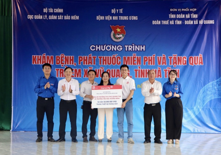Khám bệnh, phát thuốc miễn phí và tặng quà cho trẻ em tại xã Vũ Quang, tỉnh Hà Tĩnh