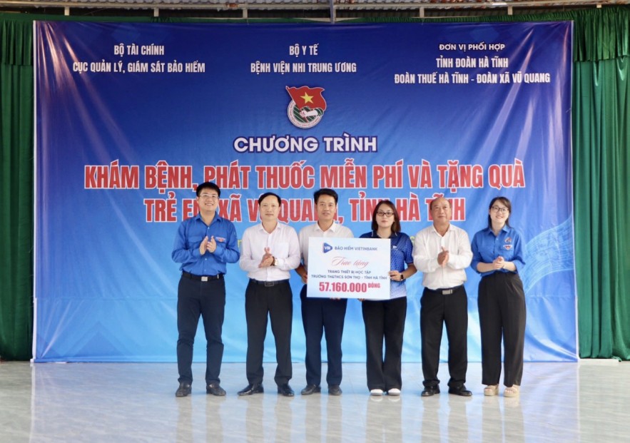 Khám bệnh, phát thuốc miễn phí và tặng quà cho trẻ em tại xã Vũ Quang, tỉnh Hà Tĩnh