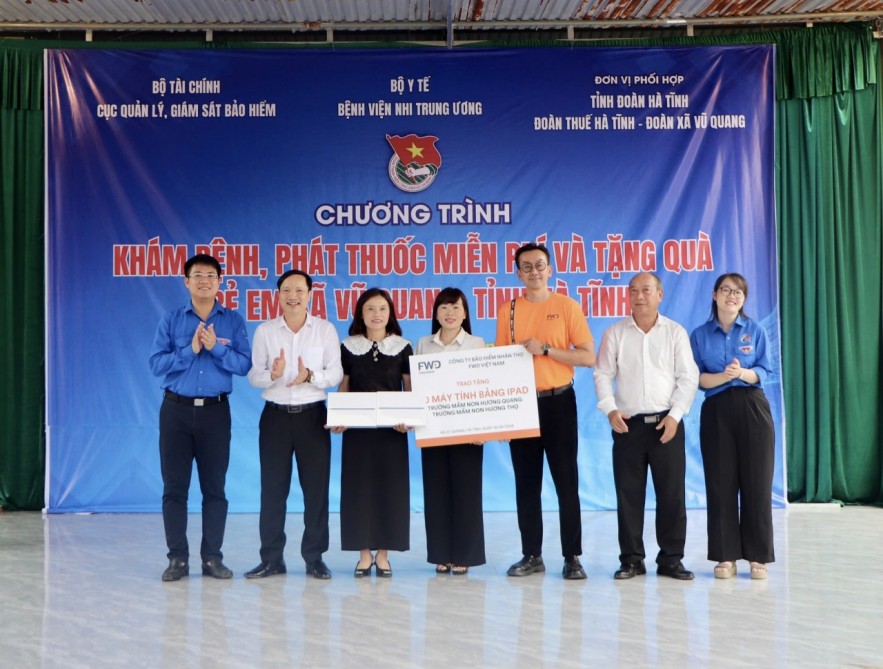 Khám bệnh, phát thuốc miễn phí và tặng quà cho trẻ em tại xã Vũ Quang, tỉnh Hà Tĩnh