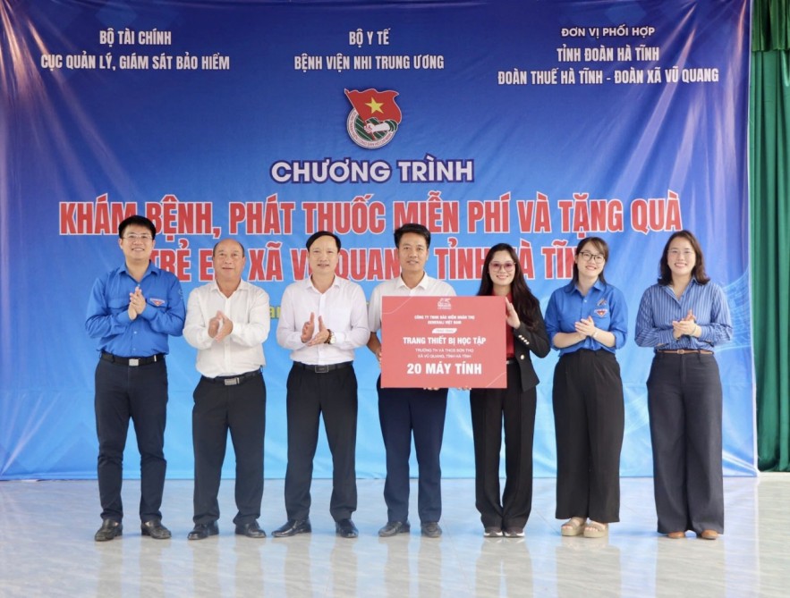 Khám bệnh, phát thuốc miễn phí và tặng quà cho trẻ em tại xã Vũ Quang, tỉnh Hà Tĩnh