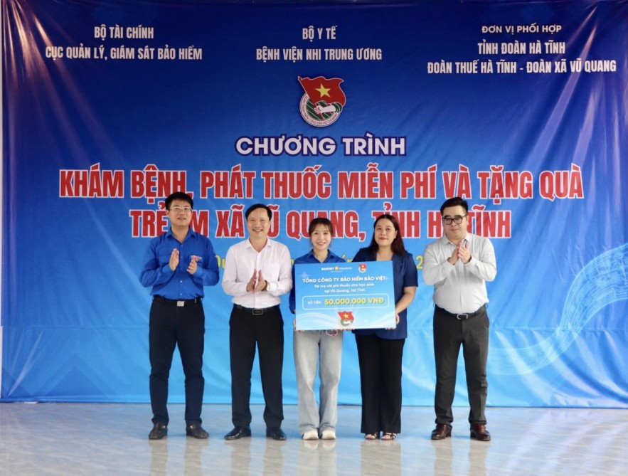 Khám bệnh, phát thuốc miễn phí và tặng quà cho trẻ em tại xã Vũ Quang, tỉnh Hà Tĩnh