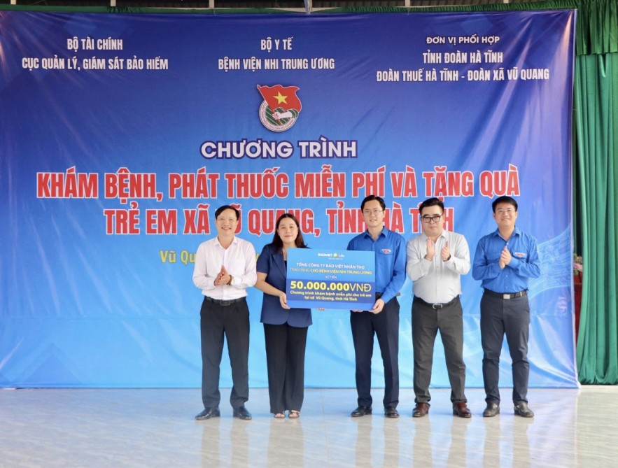 Khám bệnh, phát thuốc miễn phí và tặng quà cho trẻ em tại xã Vũ Quang, tỉnh Hà Tĩnh