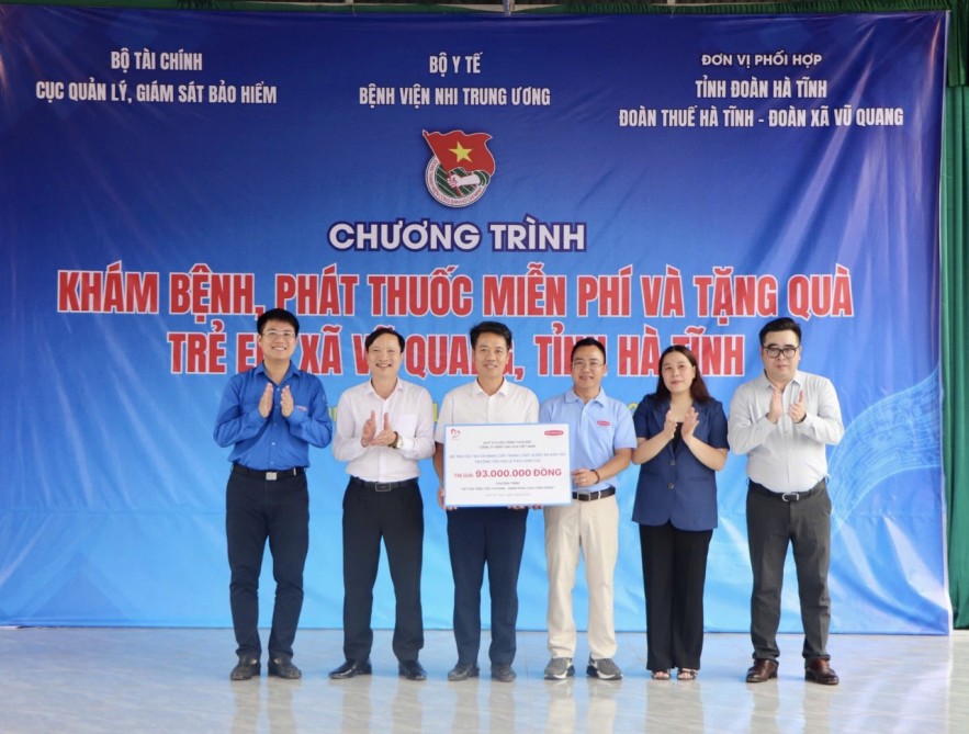 Khám bệnh, phát thuốc miễn phí và tặng quà cho trẻ em tại xã Vũ Quang, tỉnh Hà Tĩnh