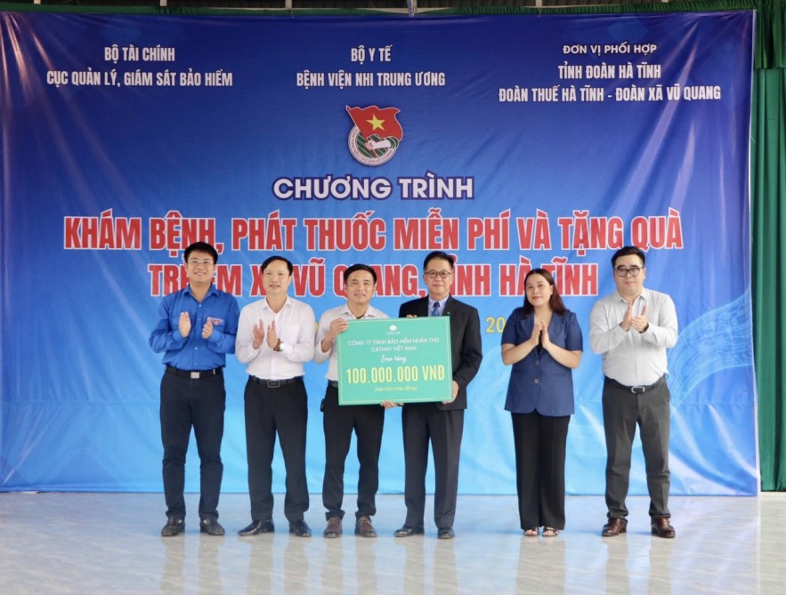 Khám bệnh, phát thuốc miễn phí và tặng quà cho trẻ em tại xã Vũ Quang, tỉnh Hà Tĩnh