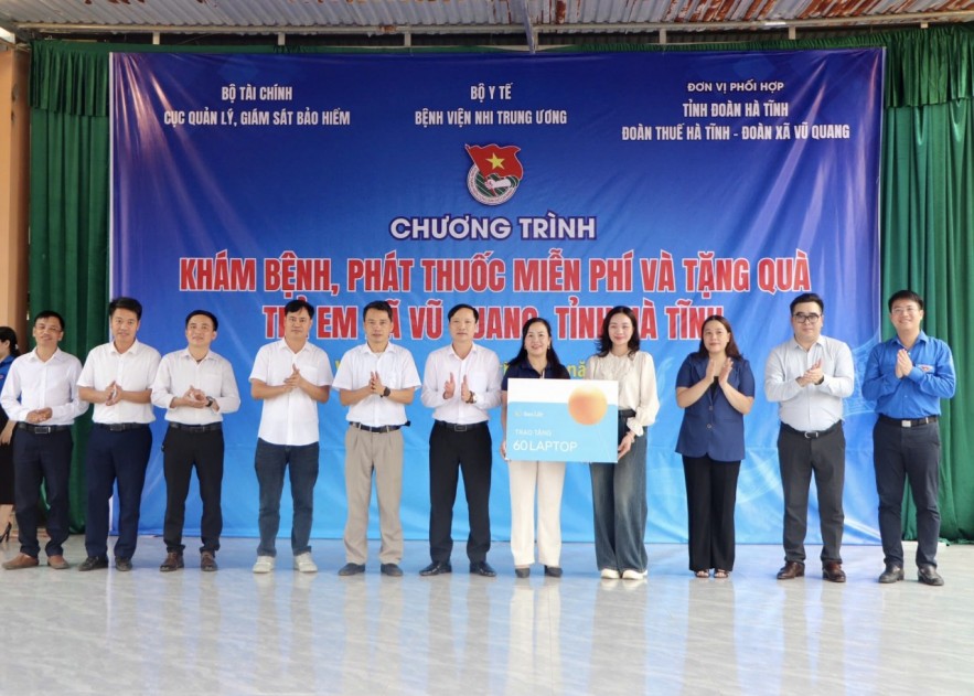 Khám bệnh, phát thuốc miễn phí và tặng quà cho trẻ em tại xã Vũ Quang, tỉnh Hà Tĩnh