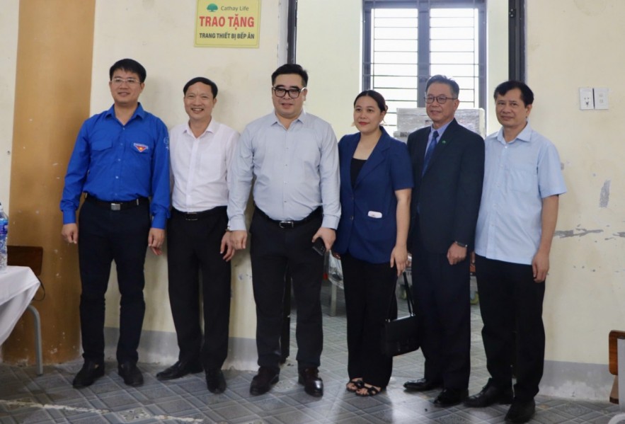 Khám bệnh, phát thuốc miễn phí và tặng quà cho trẻ em tại xã Vũ Quang, tỉnh Hà Tĩnh