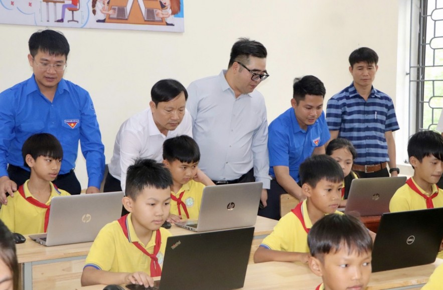 Khám bệnh, phát thuốc miễn phí và tặng quà cho trẻ em tại xã Vũ Quang, tỉnh Hà Tĩnh