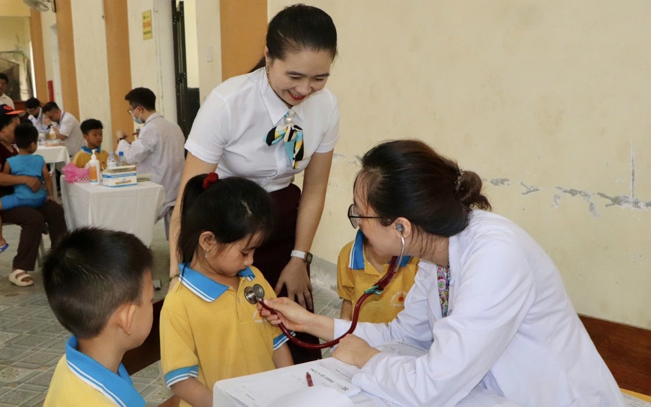 Khám bệnh, phát thuốc miễn phí và tặng quà cho trẻ em tại xã Vũ Quang, tỉnh Hà Tĩnh