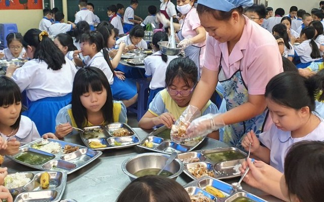 Nhiều vướng mắc khi ứng dụng công nghệ vào bữa ăn học đường