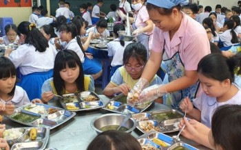 Nhiều vướng mắc khi ứng dụng công nghệ vào bữa ăn học đường