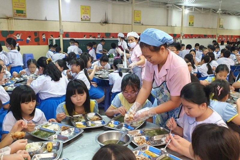 Nhiều vướng mắc khi ứng dụng công nghệ vào bữa ăn học đường