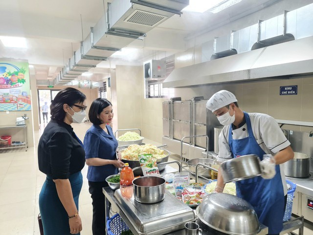 Nhiều vướng mắc khi ứng dụng công nghệ vào bữa ăn học đường