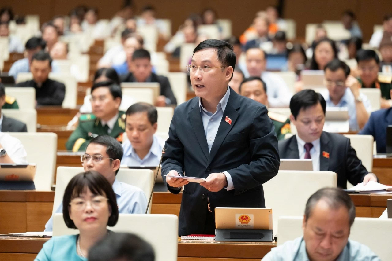 Tín dụng chảy sai chỗ, “Việt Nam chạy maraton bằng đôi chân bị trói”