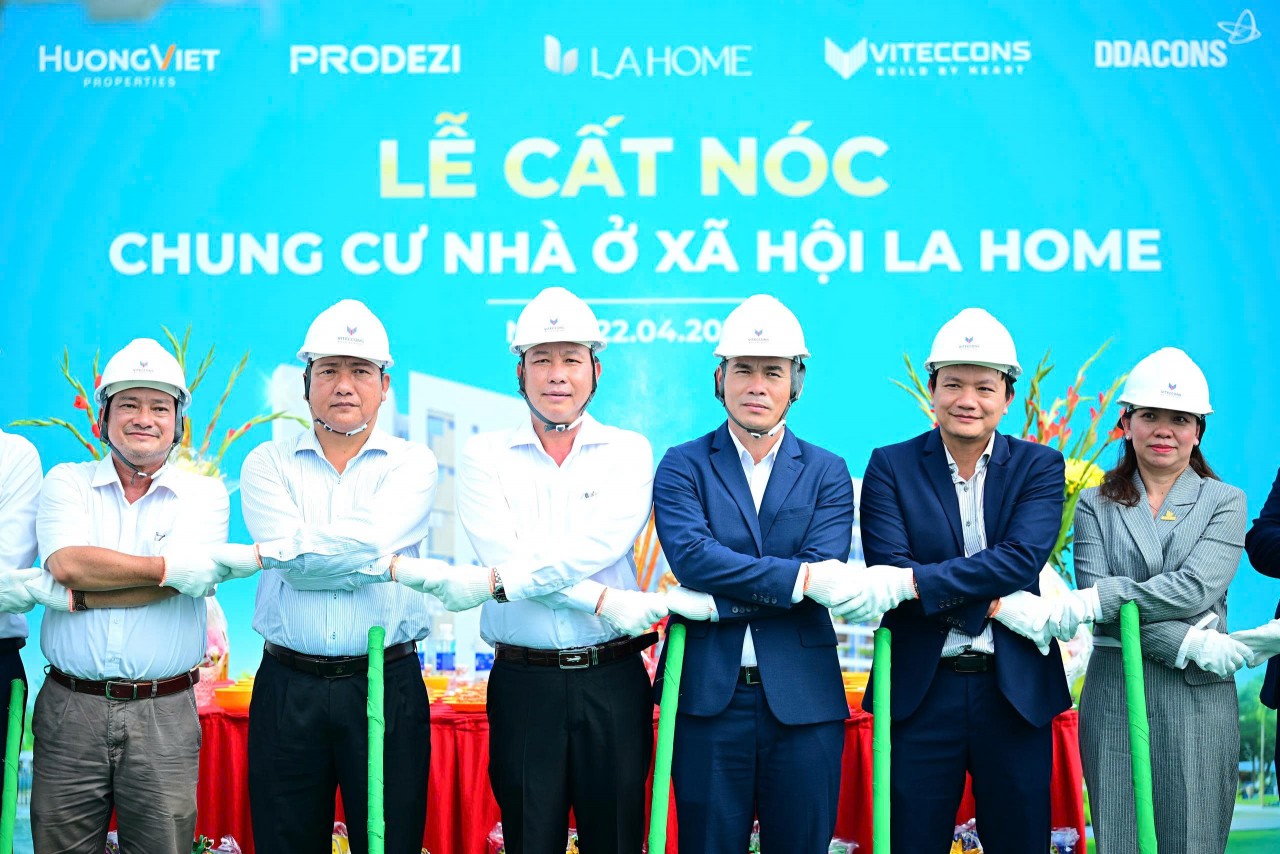 Hơn 400 căn hộ nhà ở xã hội tại cửa ngõ phía Tây cất nóc, giải bài toán an cư cho 1.200 người dân