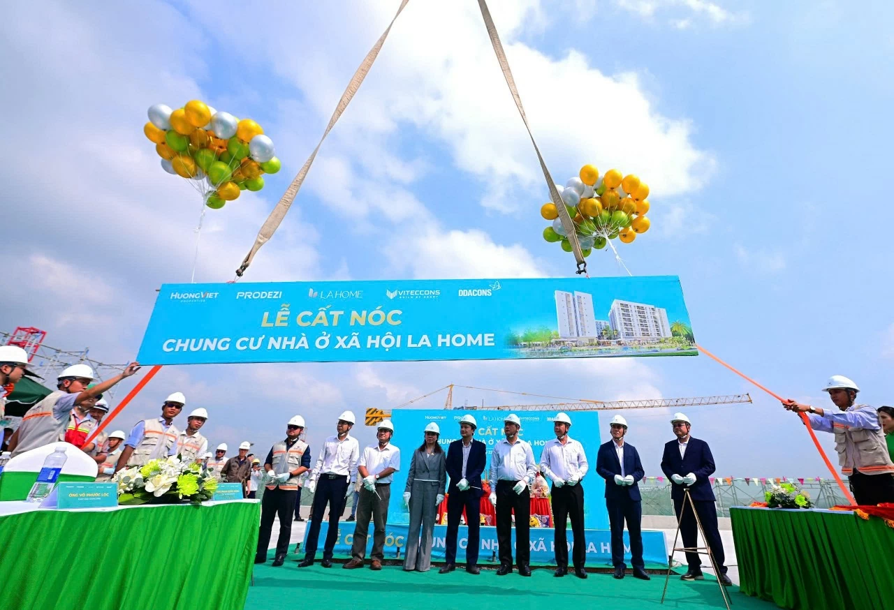 Hơn 400 căn hộ nhà ở xã hội tại cửa ngõ phía Tây cất nóc, giải bài toán an cư cho 1.200 người dân