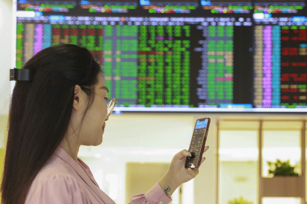 Chứng khoán ngày 23/4: Thị trường phân hóa mạnh, VN-Index vẫn giữ đà tăng