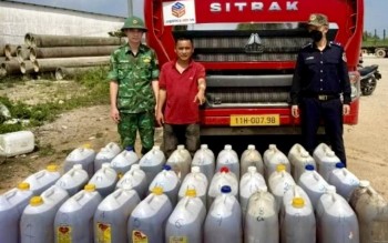 Đà Nẵng: Hải quan phối hợp bắt giữ gần 880 lít dầu vận chuyển trái phép sang Lào