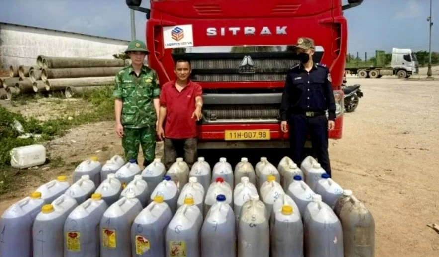 Đà Nẵng: Hải quan phối hợp bắt giữ gần 880 lít dầu vận chuyển trái phép sang Lào Đà Nẵng: Hải quan phối hợp bắt giữ gần 880 lít dầu vận chuyển trái phép sang Lào