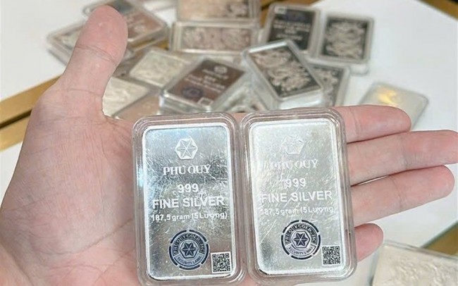 Ngày 24/4: Giá bạc tiếp đà lao dốc, bạc thỏi rời xa mốc 80 triệu đồng/kg