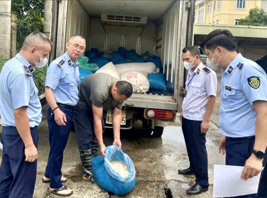 Hưng Yên: Chặn đứng hơn 1 tấn lòng lợn ôi thiu trên đường tuồn ra thị trường
