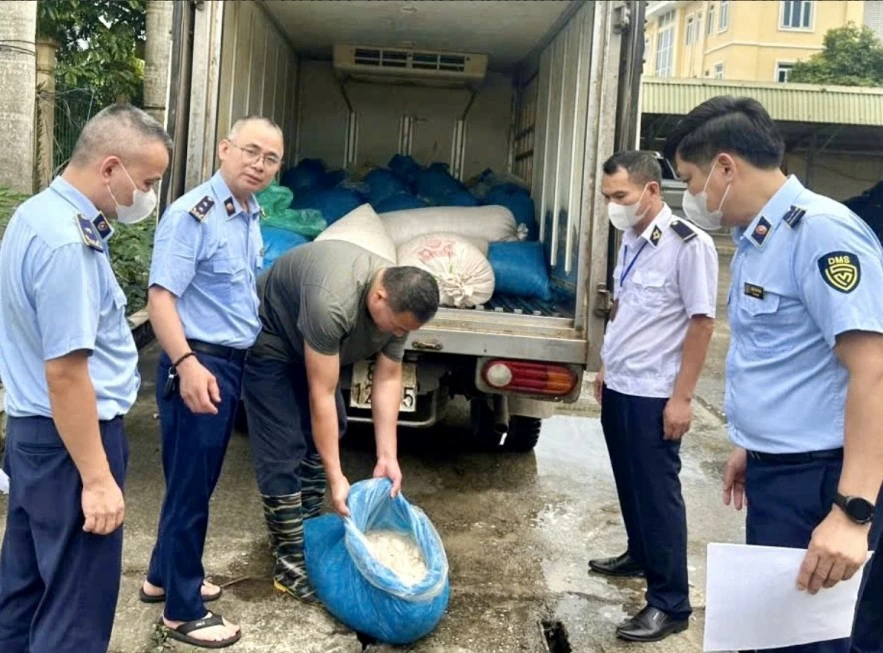 Hưng Yên: Chặn đứng hơn 1 tấn lòng lợn ôi thiu trên đường tuồn ra thị trường